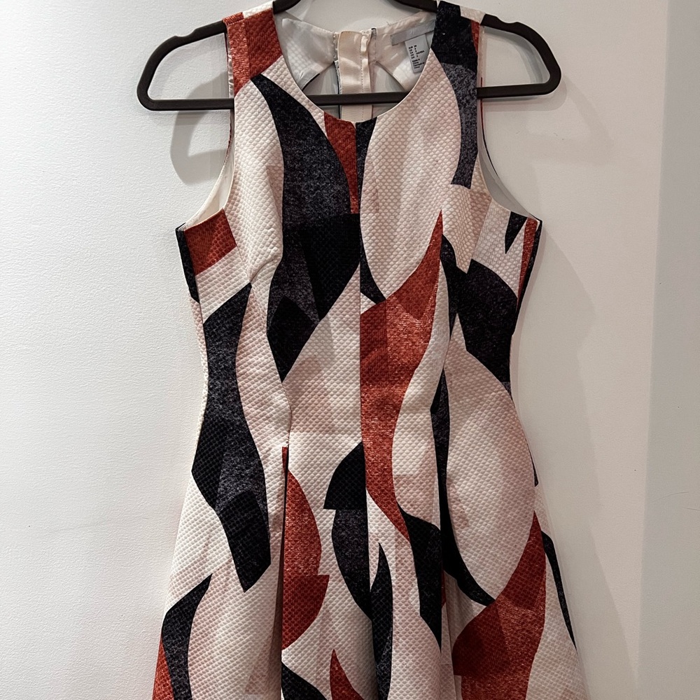 Pattern Slim fit mini dress, with open back.